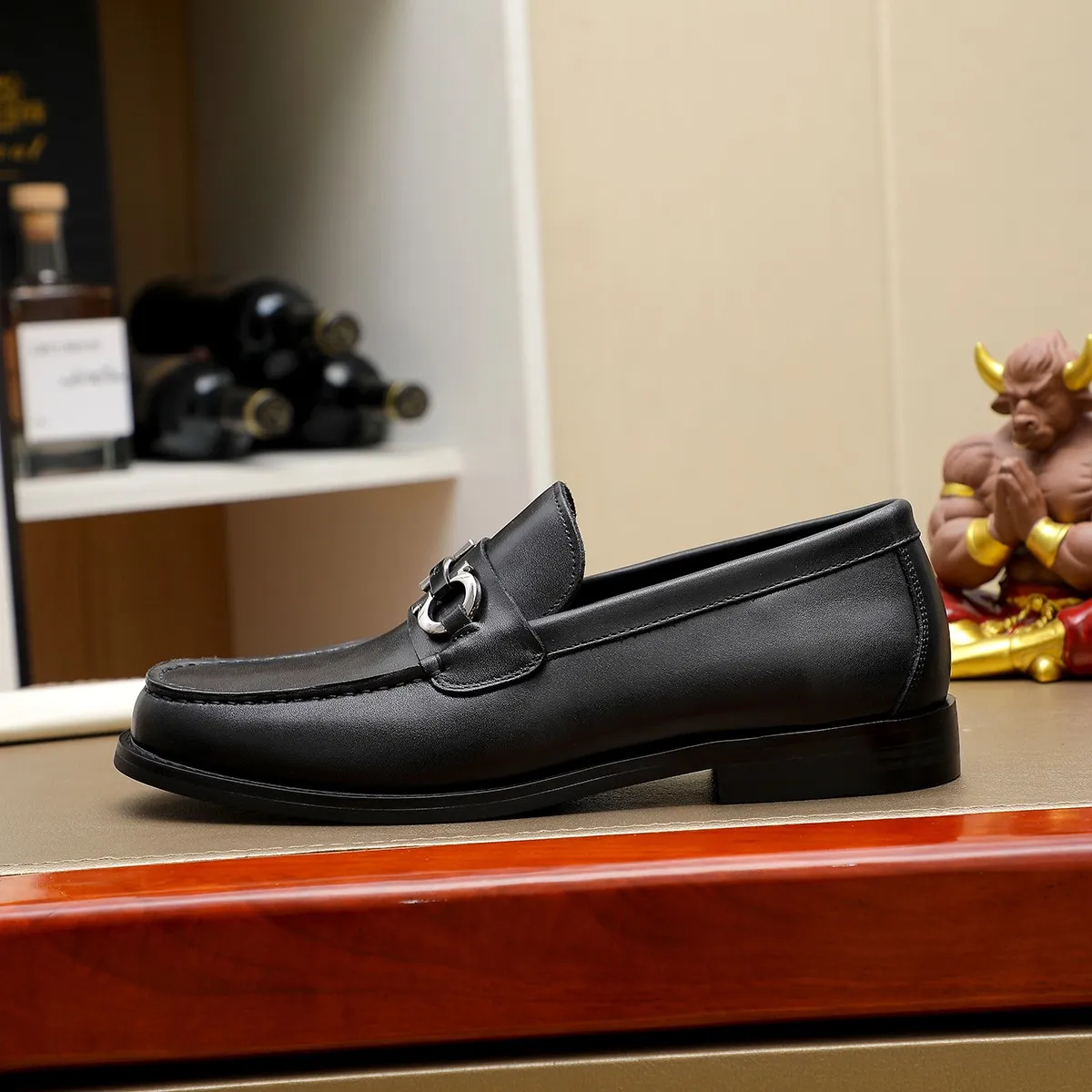 Men's shoes 💰460 🔥 Ferragamo new men's casual slip-on shoes 🇨🇳 Official website original 1:1 mold, original quality 💯 fine workmanship, high-end luxury ☘ The upper is made of imported Italian first-layer cowhide 🌴 Luxurious water dyeing 🐂 Leather lining 🍓 Rubber wear-resistant and non-slip outsole, breathable and comfortable to wear 🍍 The first choice for high-taste men, color optional! Code number 38-44 (45.46. Customized)